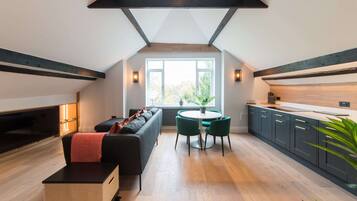 Apartamento | Cocina privada | Frigorífico, microondas, horno y placa de cocina