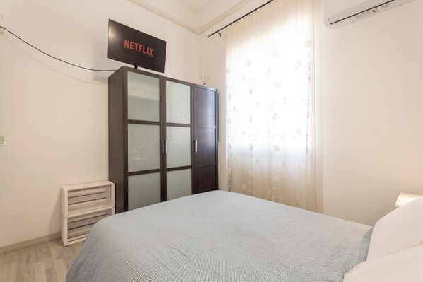 1 bedroom, iron/ironing board, travel cot, free WiFi