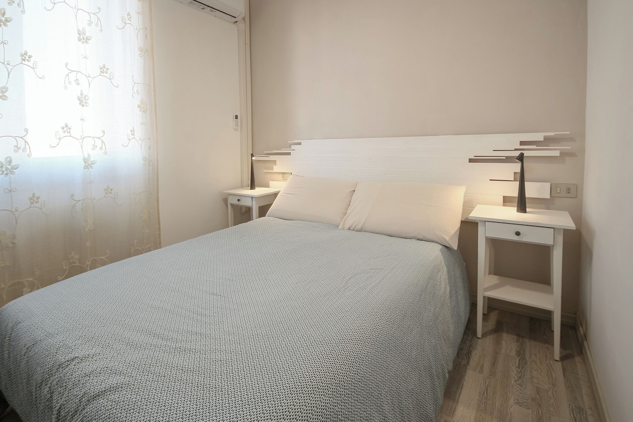 1 habitación, tabla de planchar con plancha y cuna de viaje 