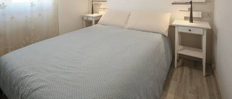 1 habitación, tabla de planchar con plancha y cuna de viaje