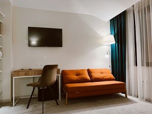 Superior-Doppelzimmer | Wohnbereich | 50-Zoll-Flachbildfernseher mit Digitalempfang, Fernseher