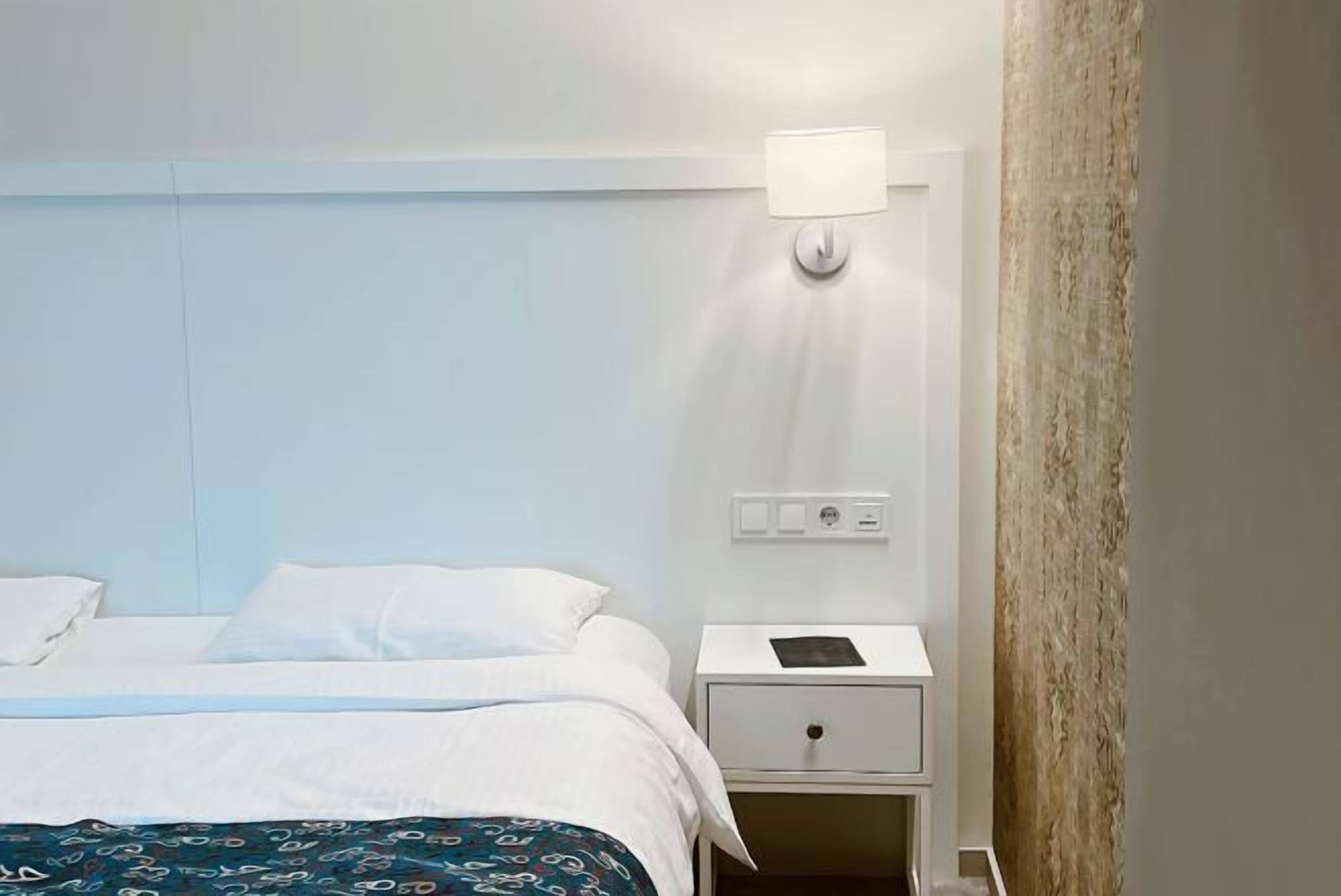 Minibar, coffres-forts dans les chambres, fer et planche à repasser