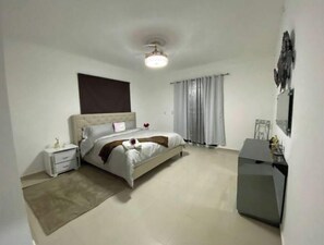 4 bedrooms, iron/ironing board, free WiFi, bed sheets