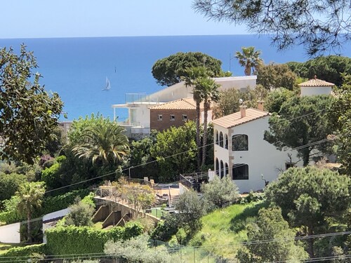 Cosy villa 10 minutes' walk from the beach, with swimming pool and jacuzzi.