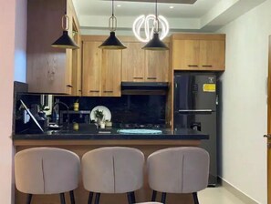 Refrigerador, microondas, horno y cafetera y tetera 