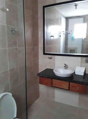 Regadera, toallas, jabón, papel de baño