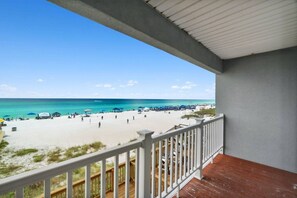 Beach nearby, sun-loungers, beach towels - Beachfront 2-bedroom vacation home on Panama City Beach. Perfect for families! (Panama City Beach)
