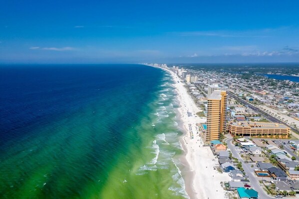 En la playa, camastros y toallas de playa 