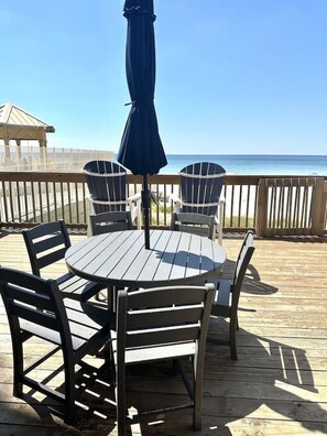 Outdoor dining - Beachfront 2-bedroom vacation home on Panama City Beach. Perfect for families! (Panama City Beach)