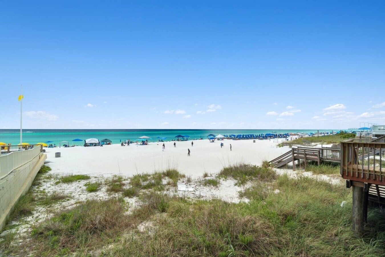 Beach nearby, sun loungers, beach towels