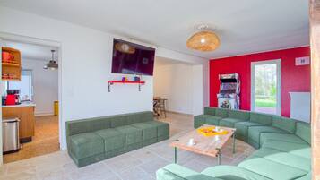 Télévision, cheminée, jeux vidéo, baby-foot