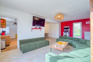 Télévision, cheminée, jeux vidéo, baby-foot