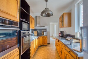 Frigorifero, microonde, forno, lavastoviglie