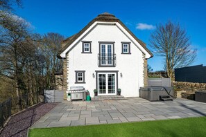 Villa | 3 bedrooms - Thatched Cottage - hot tub BBQ and Pool Table (Dundee)