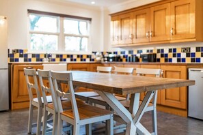 Villa | 3 bedrooms - Thatched Cottage - hot tub BBQ and Pool Table (Dundee)