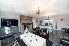 Villa | 3 bedrooms - Thatched Cottage - hot tub BBQ and Pool Table (Dundee)