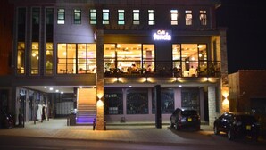 Un hôtel doté d’un café, d’un salon, de plusieurs étages et d’un parking visible.