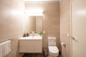 Tina, secadora de cabello, toallas 