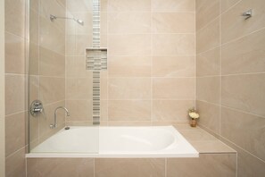 Baignoire, sèche-cheveux, serviettes fournies, shampoing