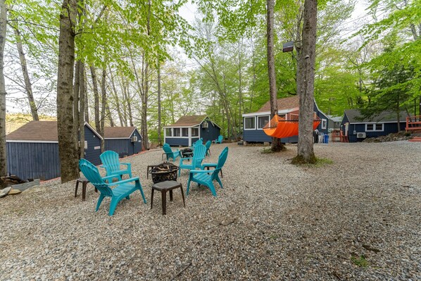A campground with several cabins, outdoor seating, and a fire pit. - Adorable Cabin with stunning lake views & Now featuring AC Wi-FI and TV access (Alton)