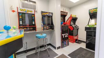 Ein Retro-Arcade mit Pac-Man, Asteroiden und anderen klassischen Spielen.