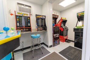 Game room - Cabin for two with lake views & access Now featuring AC Wi-FI and TV (Alton)