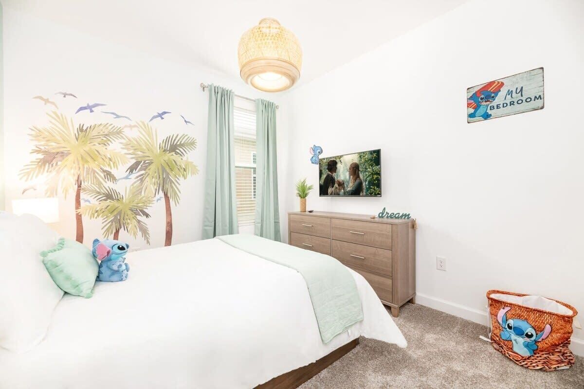 6 makuuhuonetta, työpöytä, silitysrauta/-lauta, vauvan matkasänky