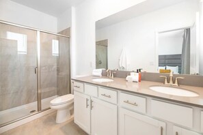 Badewanne, Haartrockner, Handtücher
