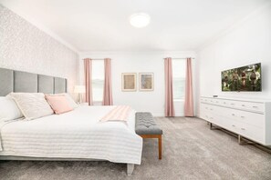 6 chambres, bureau, fer et planche à repasser, lit parapluie