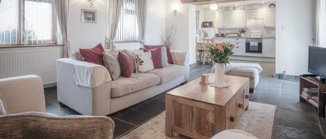 Fernseher, Kamin, DVD-Player, BĂŒcher