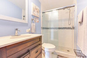 Articles de toilette gratuits, sèche-cheveux, serviettes fournies