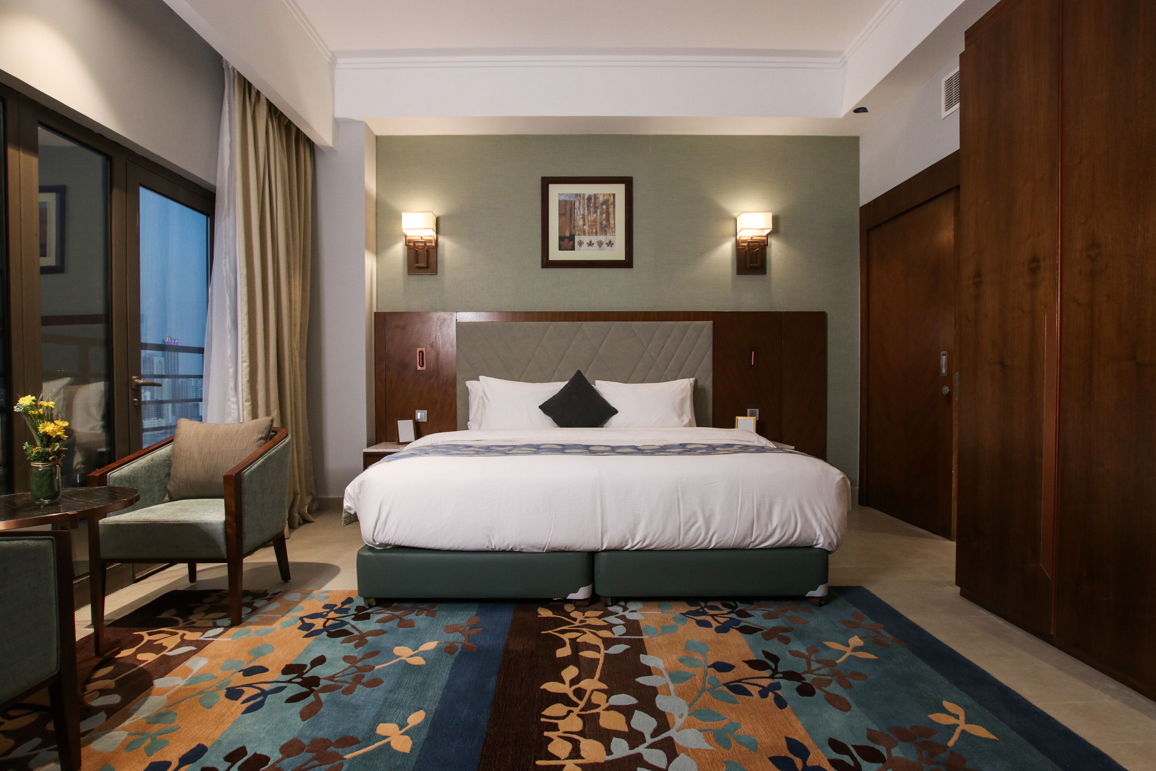 King Suite Seaview With Jacuzzi | Két bảo mật tại phòng, trang bị nội thất với thiết kế riêng biệt, bàn 