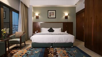 King Suite Seaview With Jacuzzi | Két bảo mật tại phòng, trang bị nội thất với thiết kế riêng biệt, bàn