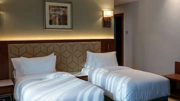 Twin Suite City View | Een kluis op de kamer, individueel gemeubileerd, een bureau