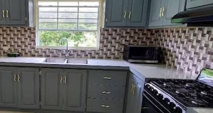 Blue Heron Place: Large Home Style Rental Unit:5 Minute Drive To Popular Beaches