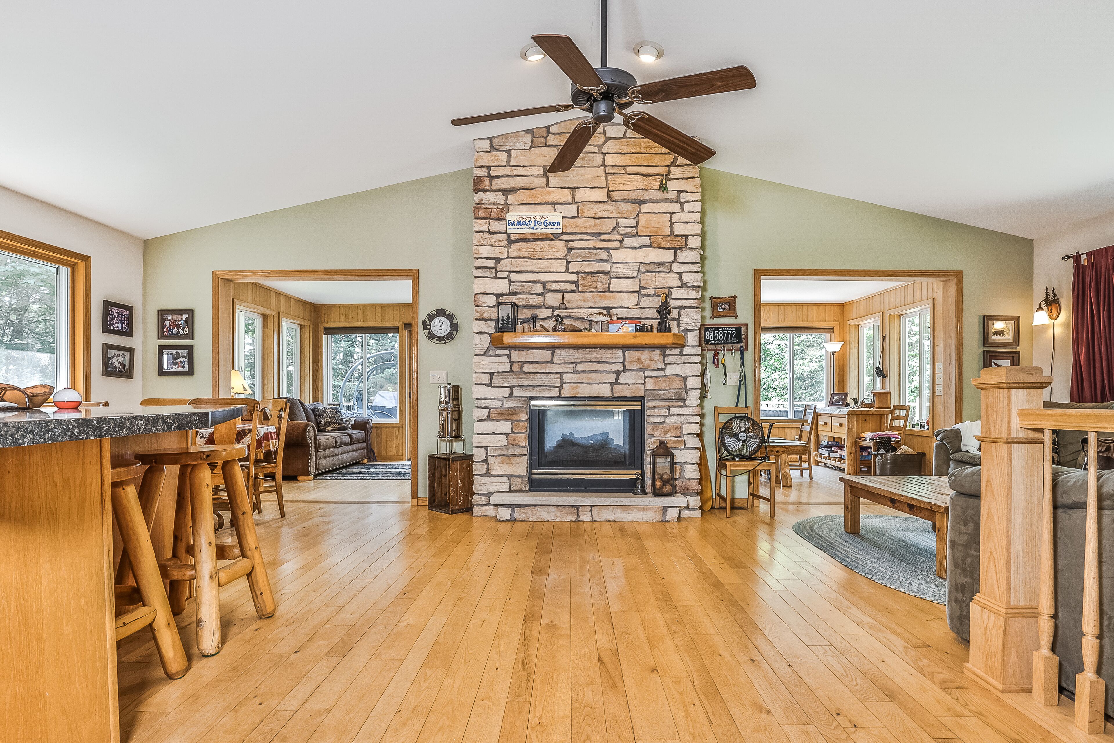 Fernseher, Kamin, DVD-Player, Tischtennisplatte