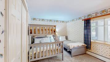 2 bedrooms, iron/ironing board, internet, bed sheets