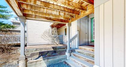 Ski-in/out condo with pool, 2 hot tubs, sauna - short walk to Solitude clubhouse
