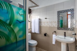 Shower, rainfall showerhead, free toiletries, hair dryer - Keba Xpress Hotel (Entebbe)