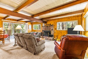 Televisión, chimenea, reproductor de DVD y libros 