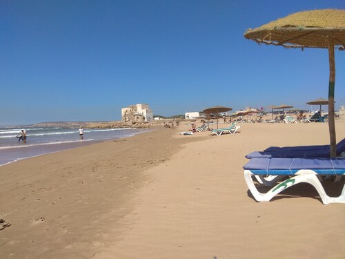 VILLA BOUJMMA, LE CALME, GRANDE TERRASSE ET JARDIN, CHEMINÉE, À 2 KM DE LA MER