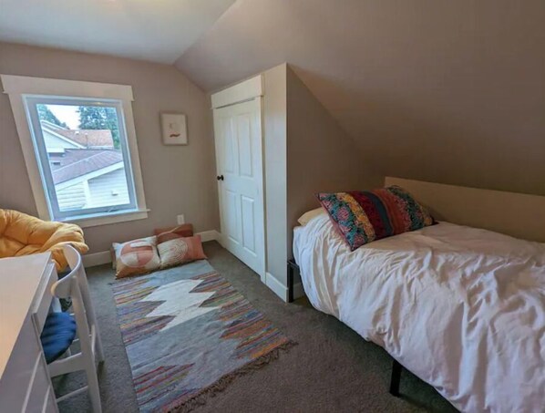 6 bedrooms, desk, WiFi