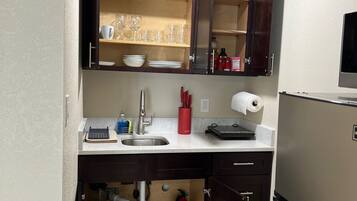 Refrigerador, microondas, cafetera y tetera y tostadora