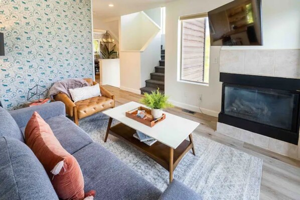 Smart TV, fireplace, books, stereo