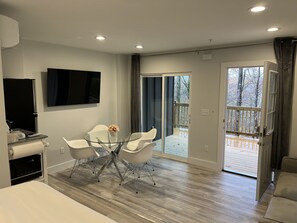 1 bedroom, iron/ironing board, free WiFi, bed sheets - In the Tree's Studio @ Skylaranna Resort (Hendersonville)