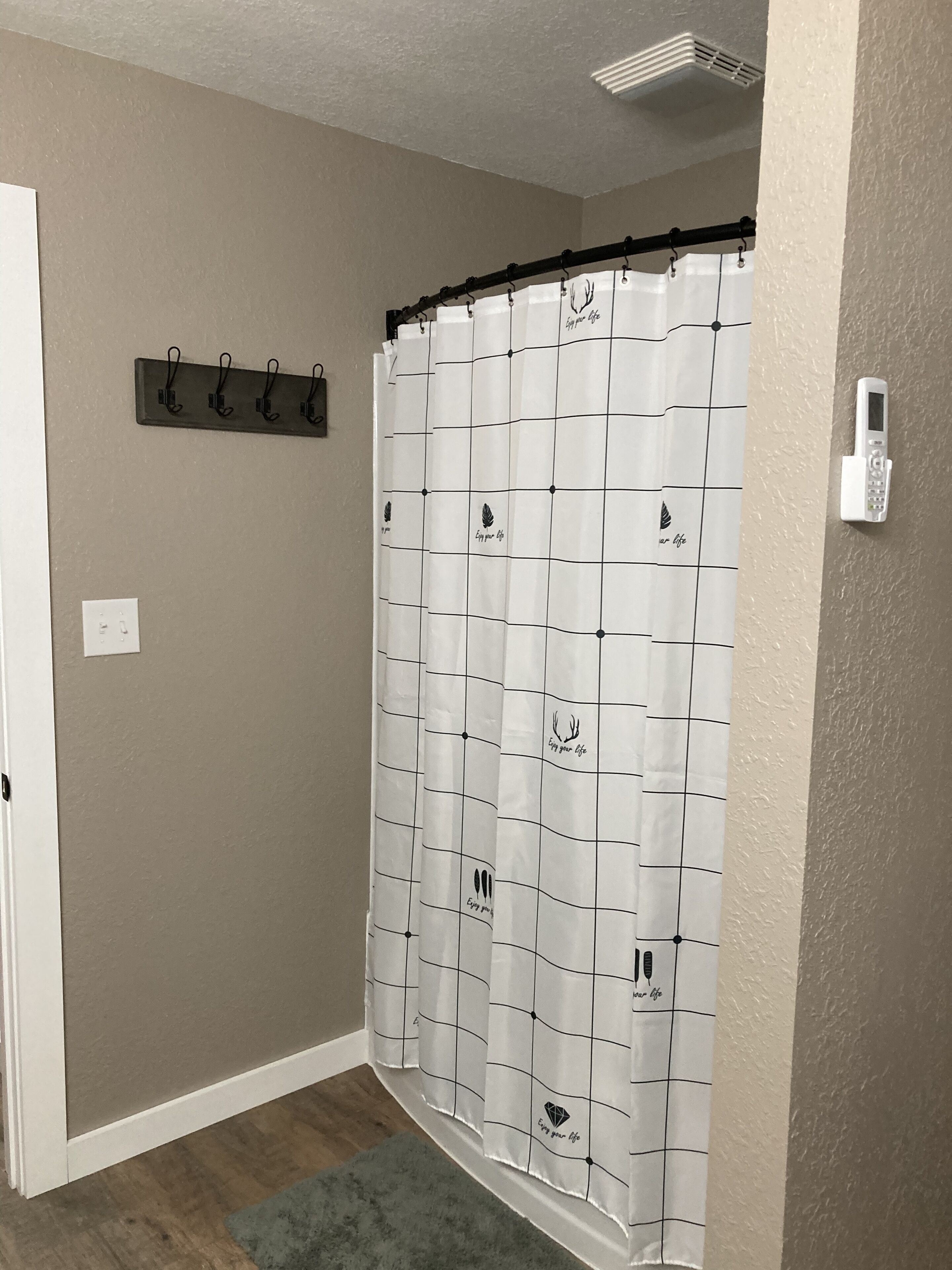 Combined shower/tub, towels, soap, toilet paper