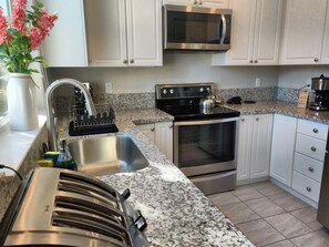 Fridge, microwave, oven, stovetop - Flat at the Cork Oak · Sunny, central, quiet flat + yard (Petaluma)