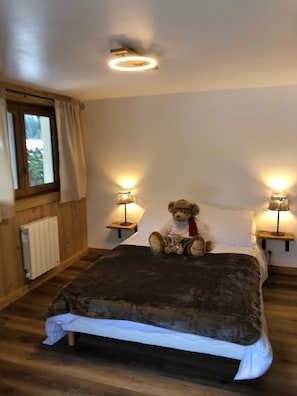 3 bedrooms, iron/ironing board, travel cot, free WiFi