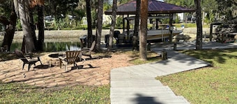 3-bedroom waterfront home, 1 mile from Homosassa Springs Wildlife State Park