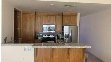 Réfrigérateur, micro-ondes, four, cafetiÚre/bouilloire